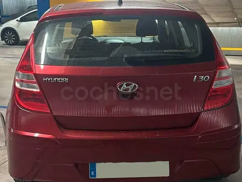 Usado Hyundai i30 Comfort 109 CV (80 kW) 2011 Granate Berlina