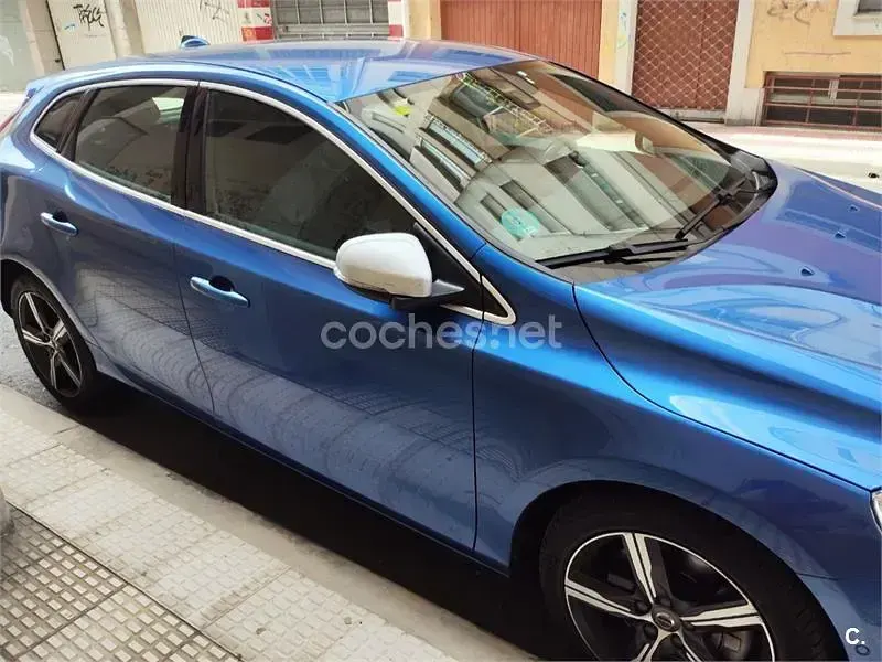 Usado Volvo V40 R-Design Momentum 120 CV (88 kW) 2016 Azul Berlina