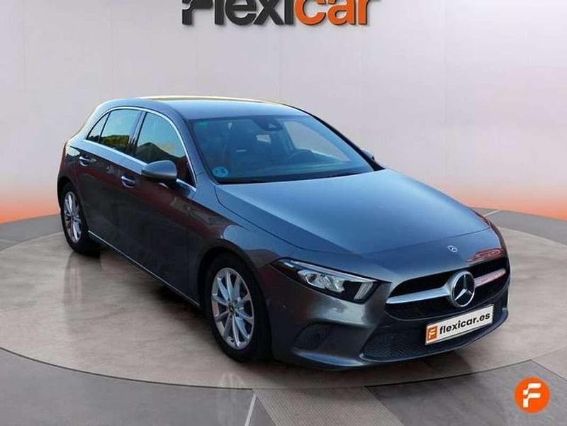 Usado Mercedes A180 116 CV (85 kW) 2019 Gris Utilitario