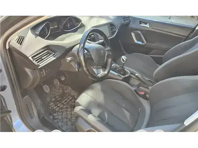 Usado Peugeot 308 Style 130 CV (95 kW) 2016 Gris / plata Berlina