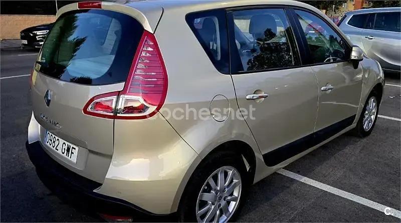 Usado Renault Scenic E-Tech Expression 110 CV (80 kW) 2010 Gris / plata Monovolumen