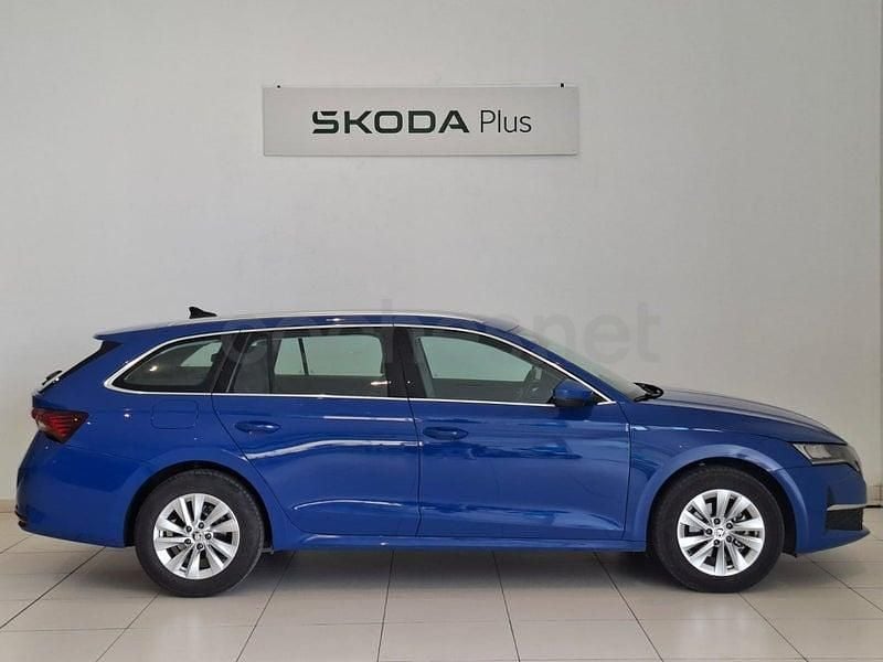 Usado Skoda Octavia Selection 150 CV (110 kW) 2024 Azul Familiar