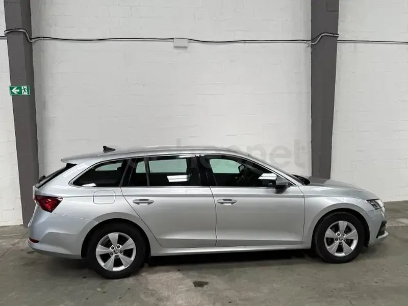 Usado Skoda Octavia Ambition 115 CV (84 kW) 2021 Gris / plata Familiar