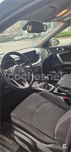 Usado Kia Ceed 136 CV (100 kW) 2021 Negro Utilitario