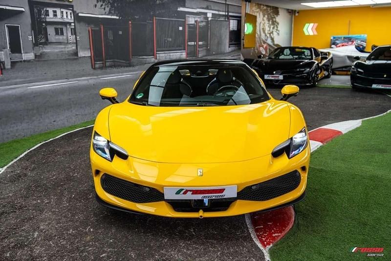 Usado Ferrari 296 831 CV (611 kW) 2024 Amarillo Coupe