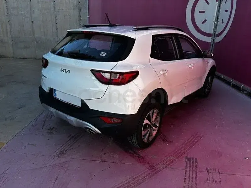 Usado Kia Stonic 84 CV (61 kW) 2022 Blanco SUV