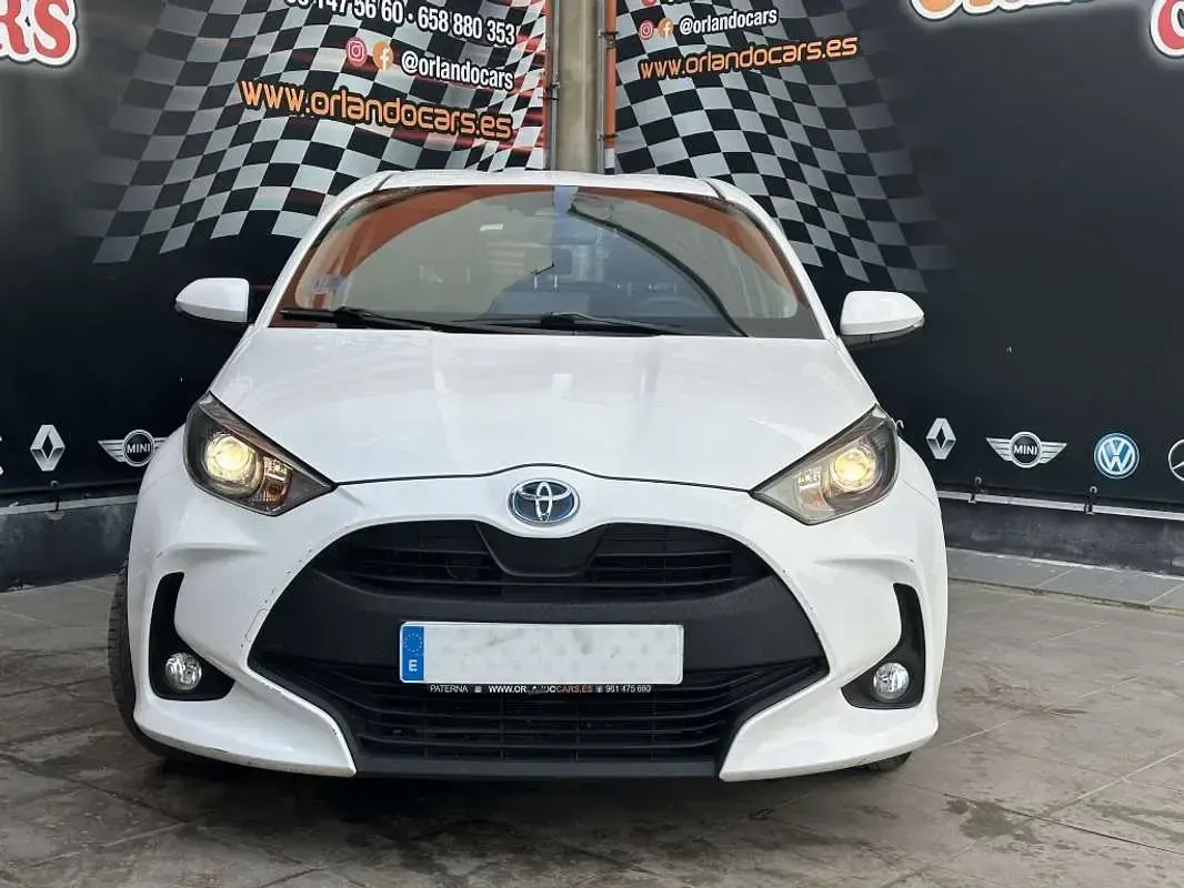 Usado Toyota Yaris Active 116 CV (85 kW) 2021 Blanco Utilitario