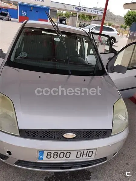 Usado Ford Fiesta 80 CV (58 kW) 2005 Blanco Utilitario