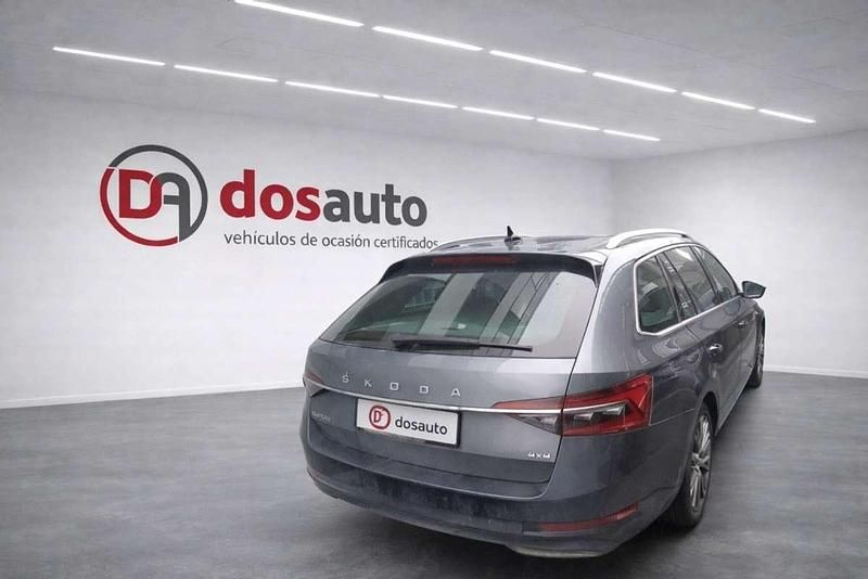 Usado Skoda Superb LAURIN & KLEMENT 200 CV (147 kW) 2022 Gris Familiar