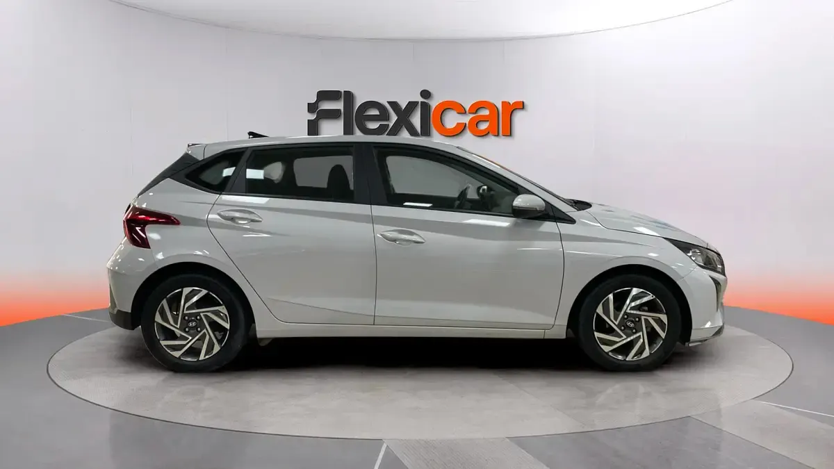 Usado Hyundai i20 100 CV (73 kW) 2024 Gris Utilitario