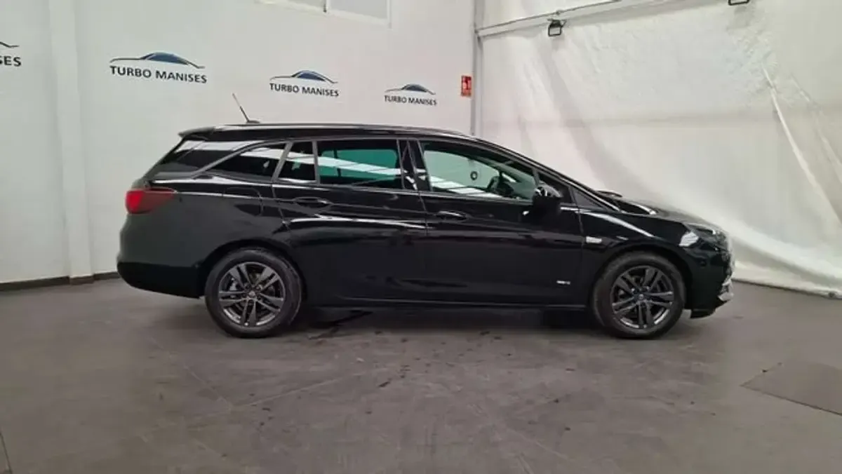 Usado Opel Astra Ultimate 145 CV (106 kW) 2022 Negro Utilitario
