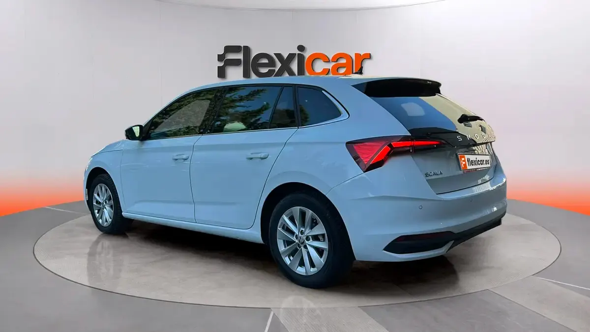 Usado Skoda Scala Selection 115 CV (84 kW) 2024 Blanco Utilitario
