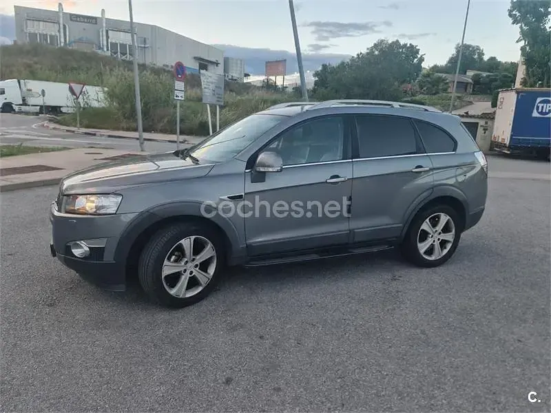 Usado Chevrolet Captiva LTZ 184 CV (135 kW) 2012 Gris / plata SUV