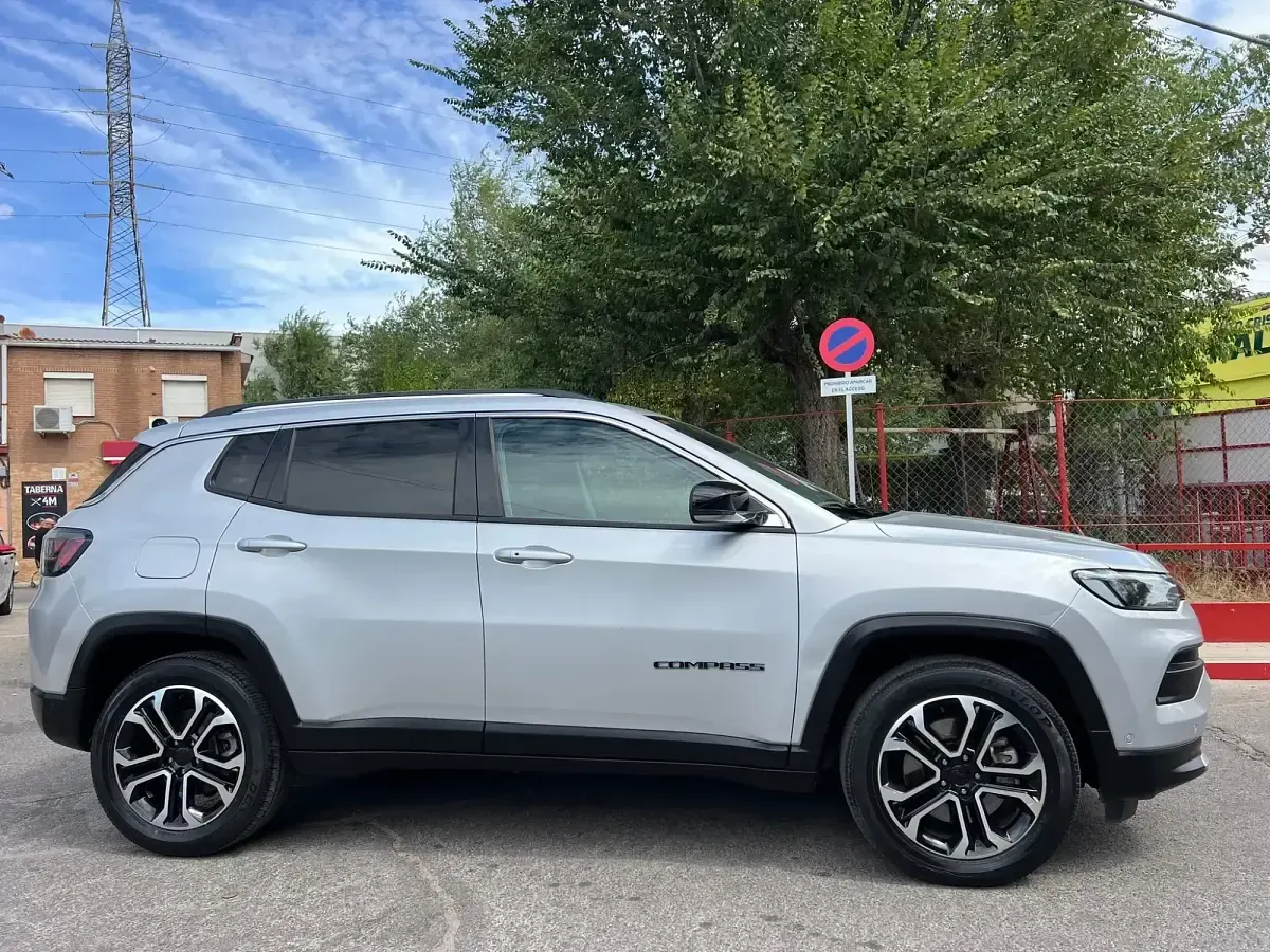 Usado Jeep Compass Limited 190 CV (139 kW) 2021 Gris / plata SUV