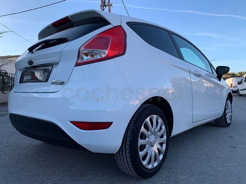 Usado Ford Fiesta Trend 75 CV (55 kW) 2013 Blanco Utilitario