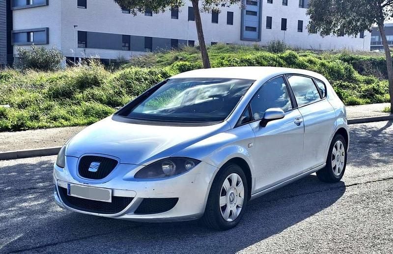 Usado Seat Leon 105 CV (77 kW) 2008 Gris Utilitario