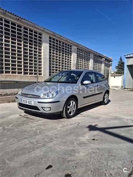Usado Ford Focus Trend 100 CV (73 kW) 2002 Gris / plata Berlina
