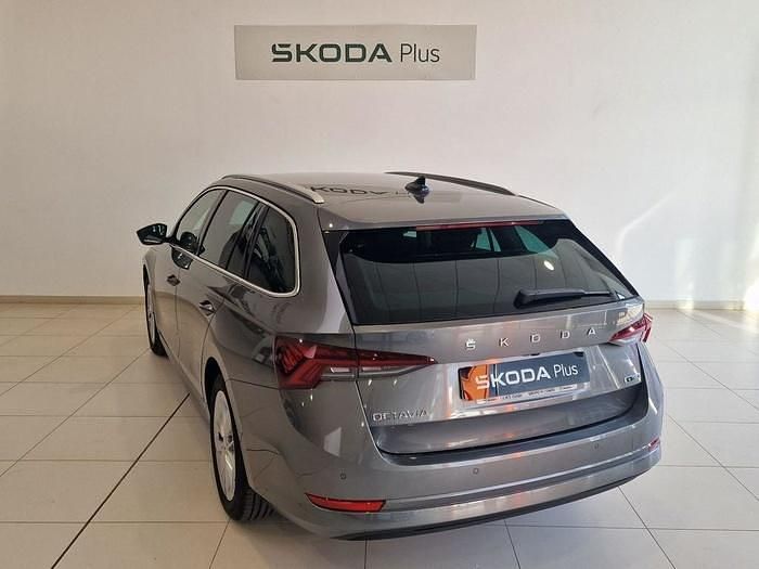 Gris / plateado Usado 2024 Skoda Octavia Selection Familiar | 23.900 € (Precio justo) - Imagen 1/4