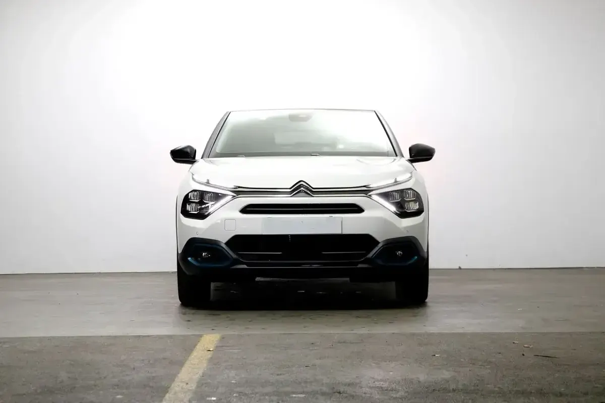 Usado Citroën e-C4 Shine 100 kW (136 HP) 2023 Branco Citadino