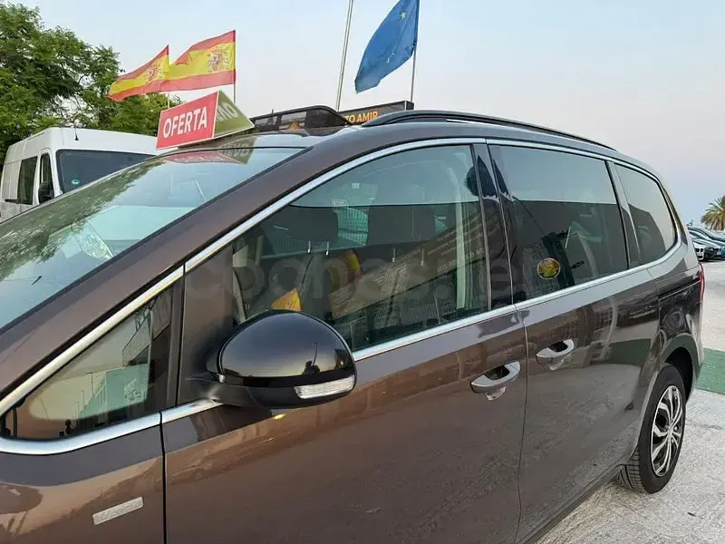 Usado VW Sharan Advance 140 CV (102 kW) 2013 Marrón Monovolumen
