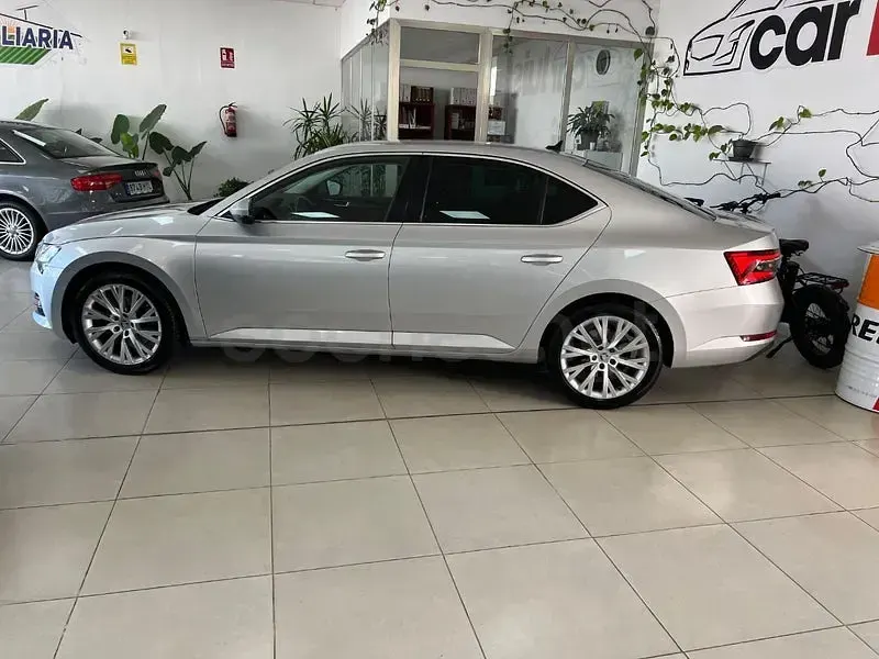 Usado Skoda Superb Active 150 CV (110 kW) 2022 Gris / plata Berlina