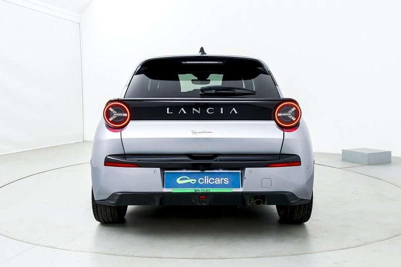 Usado Lancia Ypsilon 99 CV (72 kW) 2025 Plateado Utilitario