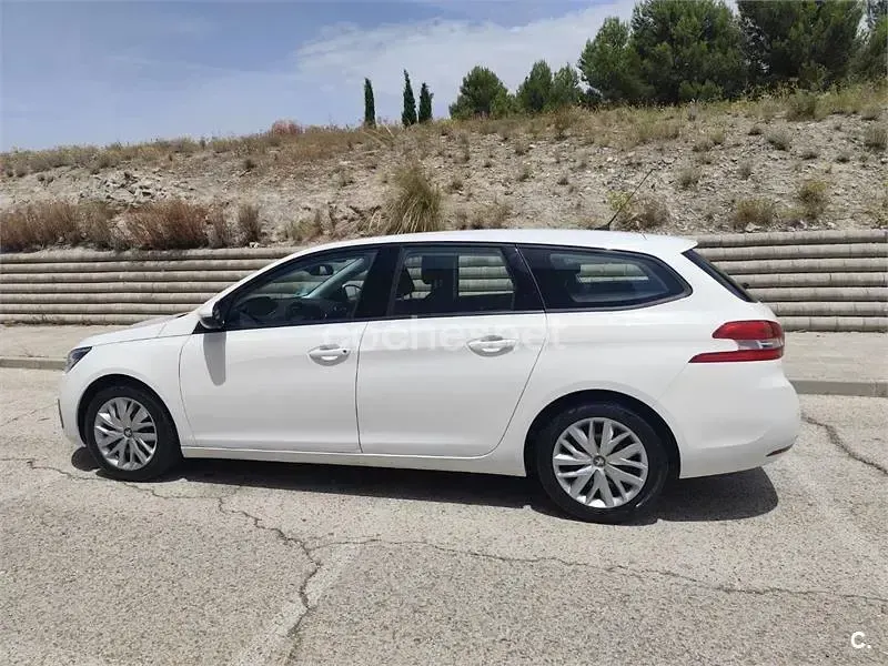 Usado Peugeot 308 SW Allure 130 CV (95 kW) 2021 Blanco Familiar