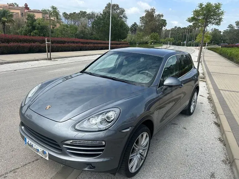 Käytetty Porsche Cayenne 245 HP (180 kW) 2012 Harmaa Katumaasturi