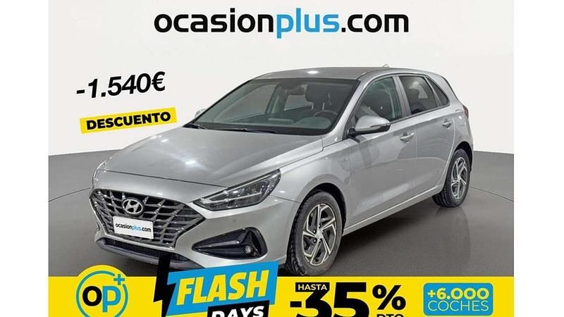 Usado Hyundai i30 120 CV (88 kW) 2022 Plateado Utilitario