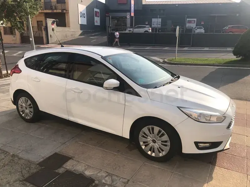 Usado Ford Focus Trend 120 CV (88 kW) 2015 Blanco Berlina