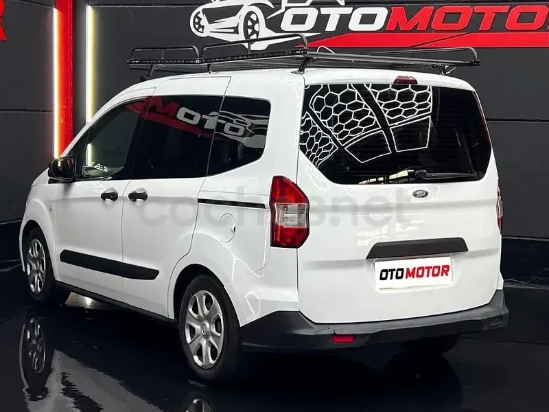 Usado Ford Tourneo Courier Trend 95 CV (69 kW) 2017 Blanco Monovolumen