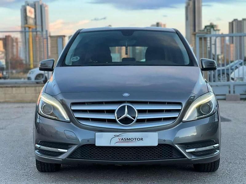 Usado Mercedes B180 109 CV (80 kW) 2011 Gris Monovolumen