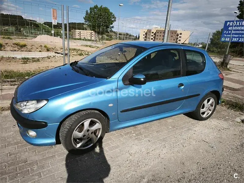 Usado Peugeot 206 90 CV (66 kW) 2001 Azul Berlina
