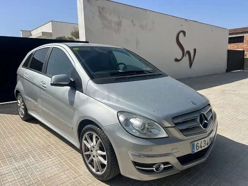 Usado Mercedes B180 109 CV (80 kW) 2011 Gris / plata Utilitario