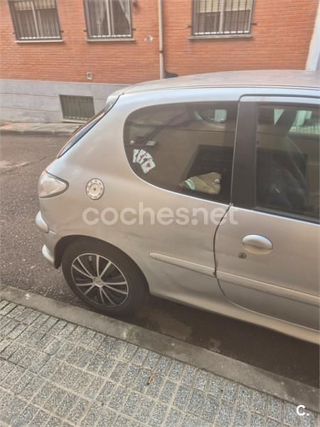 Usado Peugeot 206 90 CV (66 kW) 2004 Gris / plata Berlina