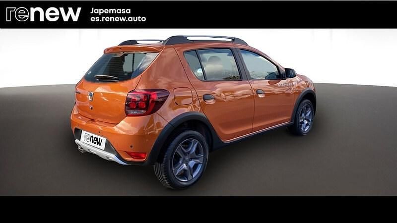 Usado Dacia Sandero 90 CV (66 kW) 2017 Naranja Berlina