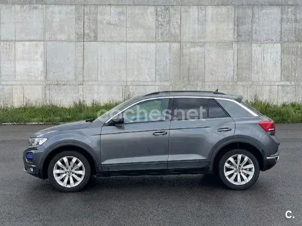 Usado VW T-Roc Advance 110 CV (80 kW) 2021 Gris / plata SUV