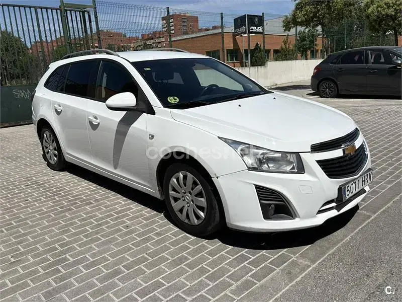 Usado Chevrolet Cruze LT 130 CV (95 kW) 2014 Blanco Familiar