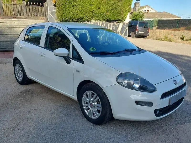 Usado Fiat Punto Pop 75 CV (55 kW) 2015 Blanco Utilitario