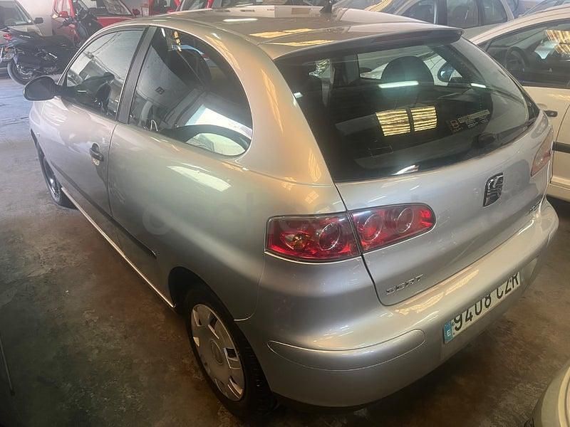 Usado Seat Ibiza Stella 100 CV (73 kW) 2004 Gris / plata Utilitario