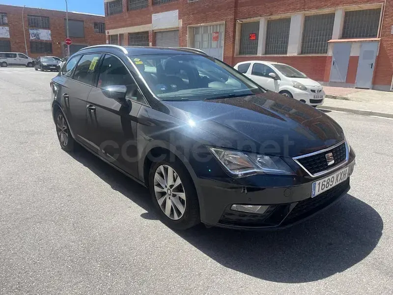 Usado Seat Leon Style 130 CV (95 kW) 2019 Negro Familiar
