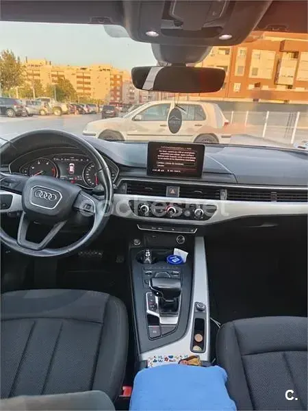 Usado Audi A4 150 CV (110 kW) 2019 Gris / plata Familiar