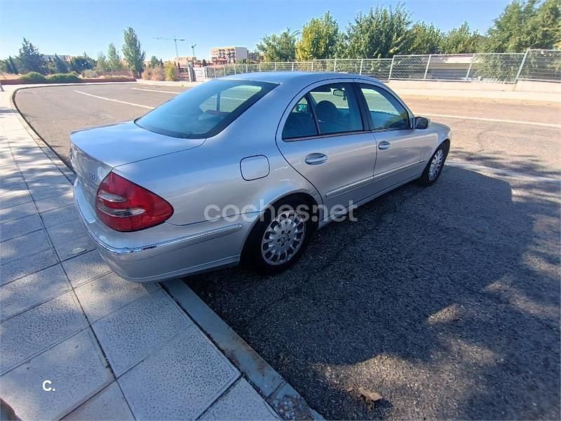 Usado Mercedes E220 Elegance 150 CV (110 kW) 2004 Gris / plata Berlina