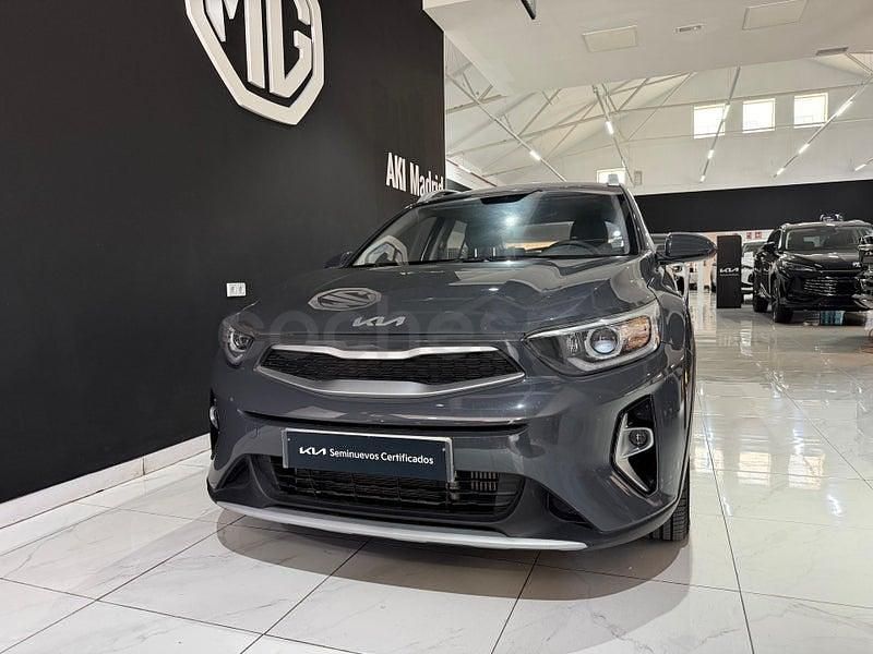 Usado Kia Stonic 100 CV (73 kW) 2025 Gris / plata SUV