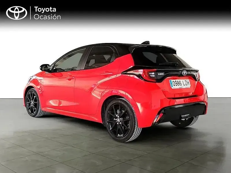 Usado Toyota Yaris Plus 116 CV (85 kW) 2022 Rojo Utilitario