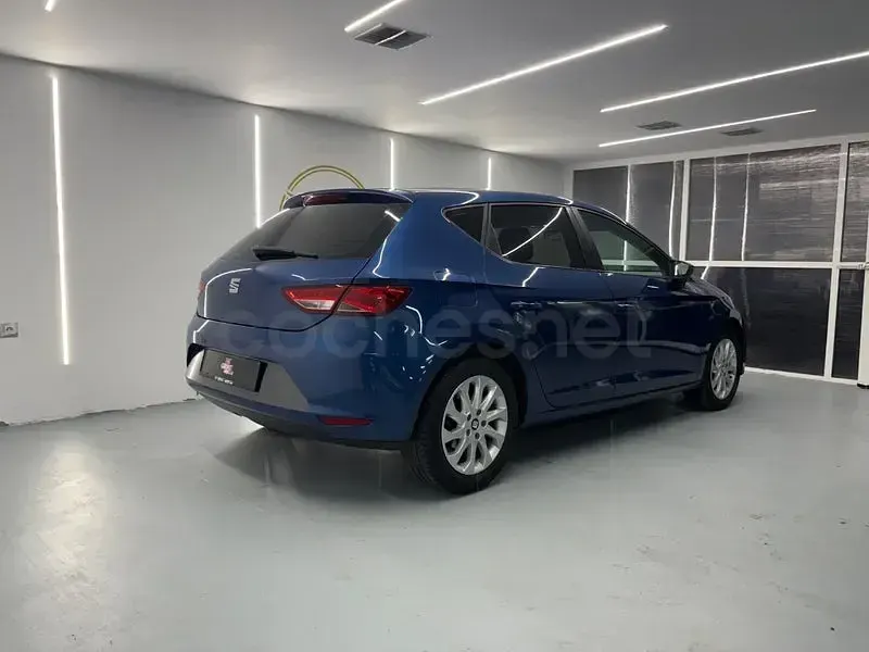 Usado Seat Leon Reference 105 CV (77 kW) 2015 Azul Berlina