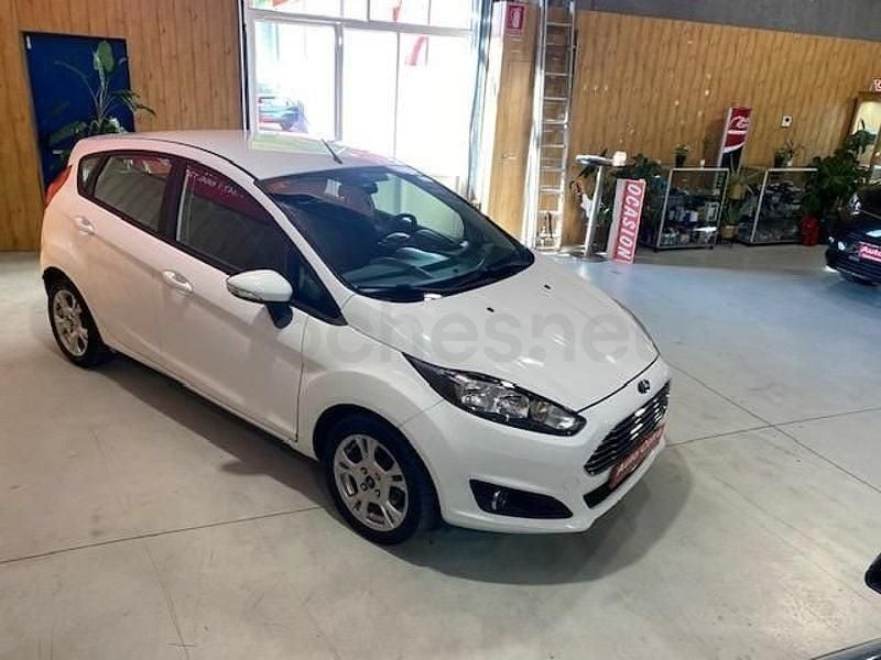 Usado Ford Fiesta Trend 82 CV (60 kW) 2013 Blanco Utilitario