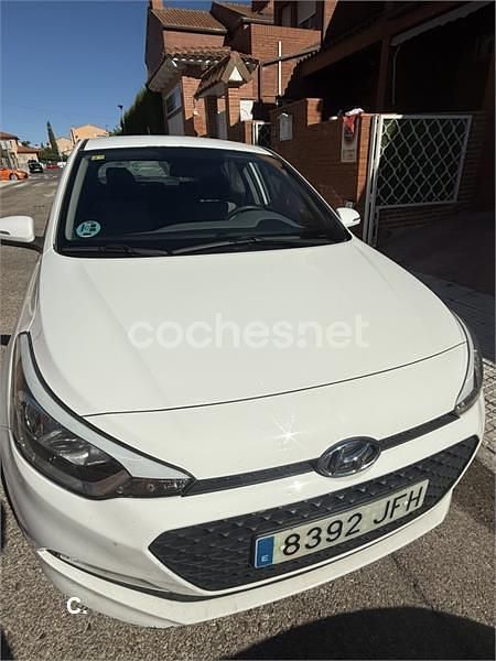 Blanco Usado 2015 Hyundai i20 Berlina | 6200 € (Precio justo) - Imagen 1/4