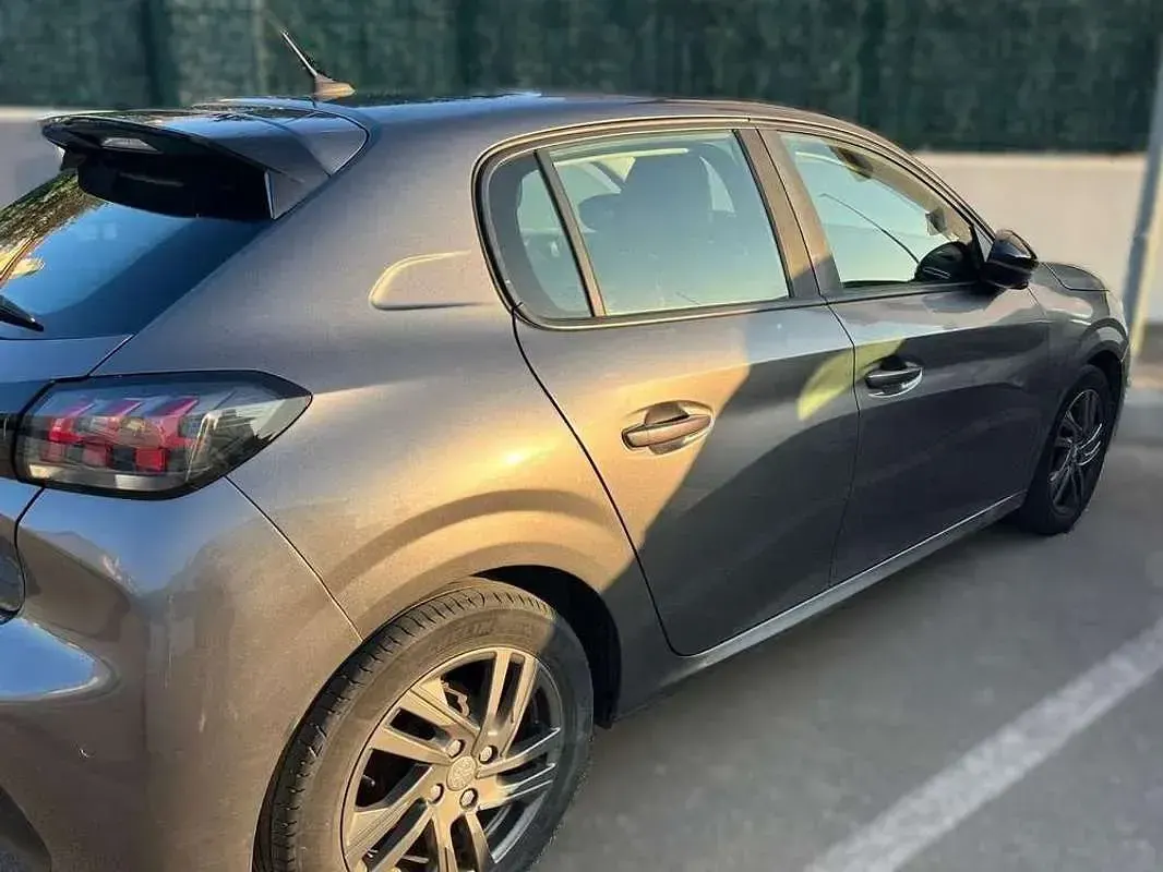Usado Peugeot 208 Active 68 CV (50 kW) 2022 Gris Utilitario