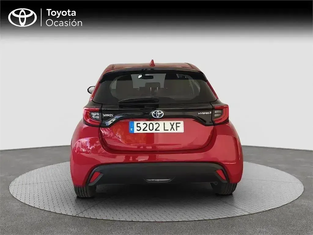 Usado Toyota Yaris Hybrid Active 116 CV (85 kW) 2022 Rojo Monovolumen